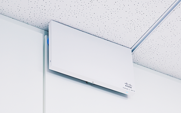 ダイワボウ情報システム株式会社 オフィス内に設置された:「Cisco Meraki」のアクセスポイントが設置されているアップ写真(2)