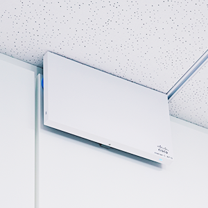 ダイワボウ情報システム株式会社 オフィス内に設置された:「Cisco Meraki」のアクセスポイントが設置されているアップ写真(1)